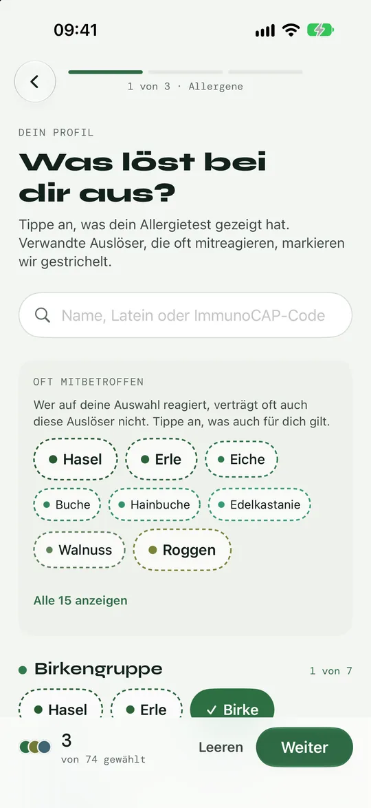 Einrichtung in der App Pollenradar: Überschrift „Was löst bei dir aus?“, Suchfeld, gestrichelt markierte verwandte Auslöser wie Hasel, Erle und Eiche, darunter die Birkengruppe mit gewählter Birke.